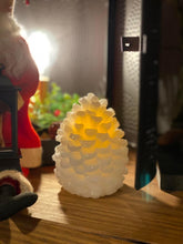 Load image into Gallery viewer, Woodland LED Pinecone Candle